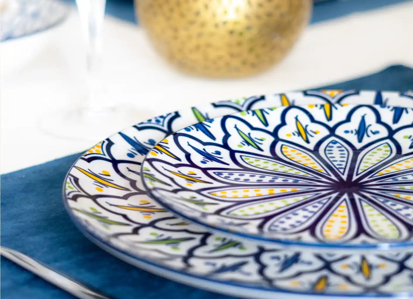 Découvrez notre boutique de vaisselle marocaine artisanale : assiettes, plats et bols peints à la main, alliant savoir-faire traditionnel et design authentique. Apportez chaleur et originalité à votre table avec des pièces uniques issues de l’artisanat marocain, respectueuses de l’environnement et produites dans le cadre d’un commerce équitable.